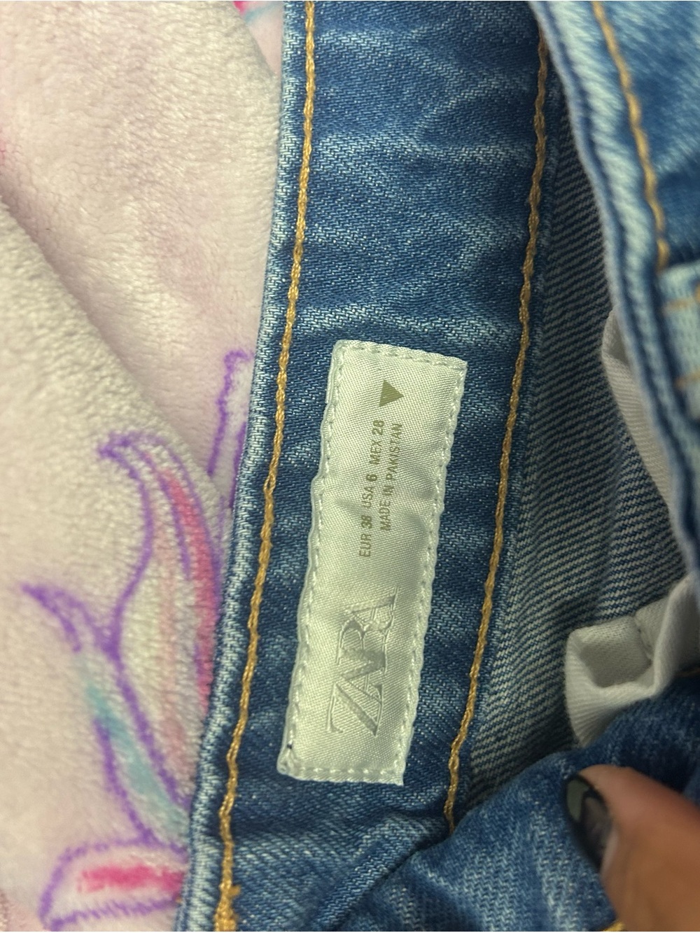 Zara Blue Denim Jeans with Contrast Stitching - Picture 3 of 3